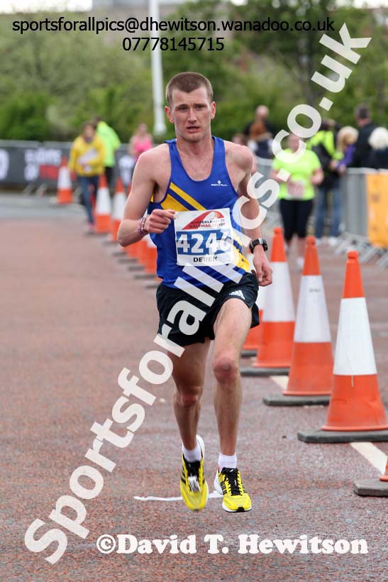 Derek Hawkins (Leeds) 2nd in the Sunderand City Half Marathon. Photo: David T. Hewitson/Sports for All Pics